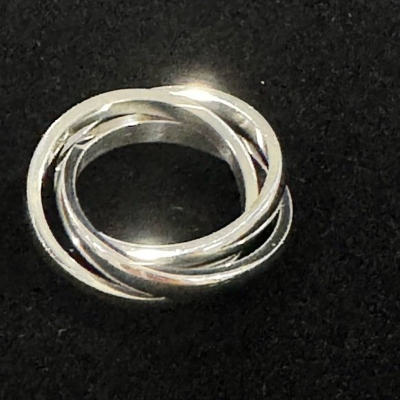 Elegant Silver Interlocking Ring Stainless - Picture 3 of 3